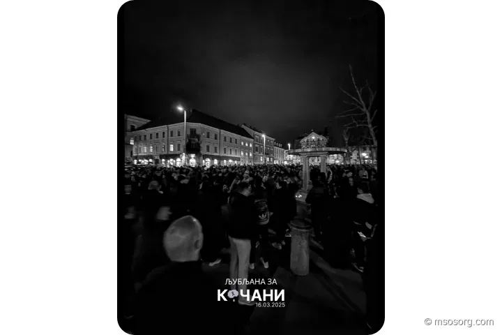 Присутните стојат заедно за време на минутата тишина